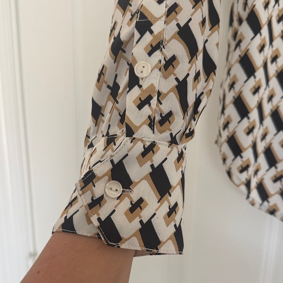 Geometric Patterned Button-Up Shirt - Picture 4 of 6